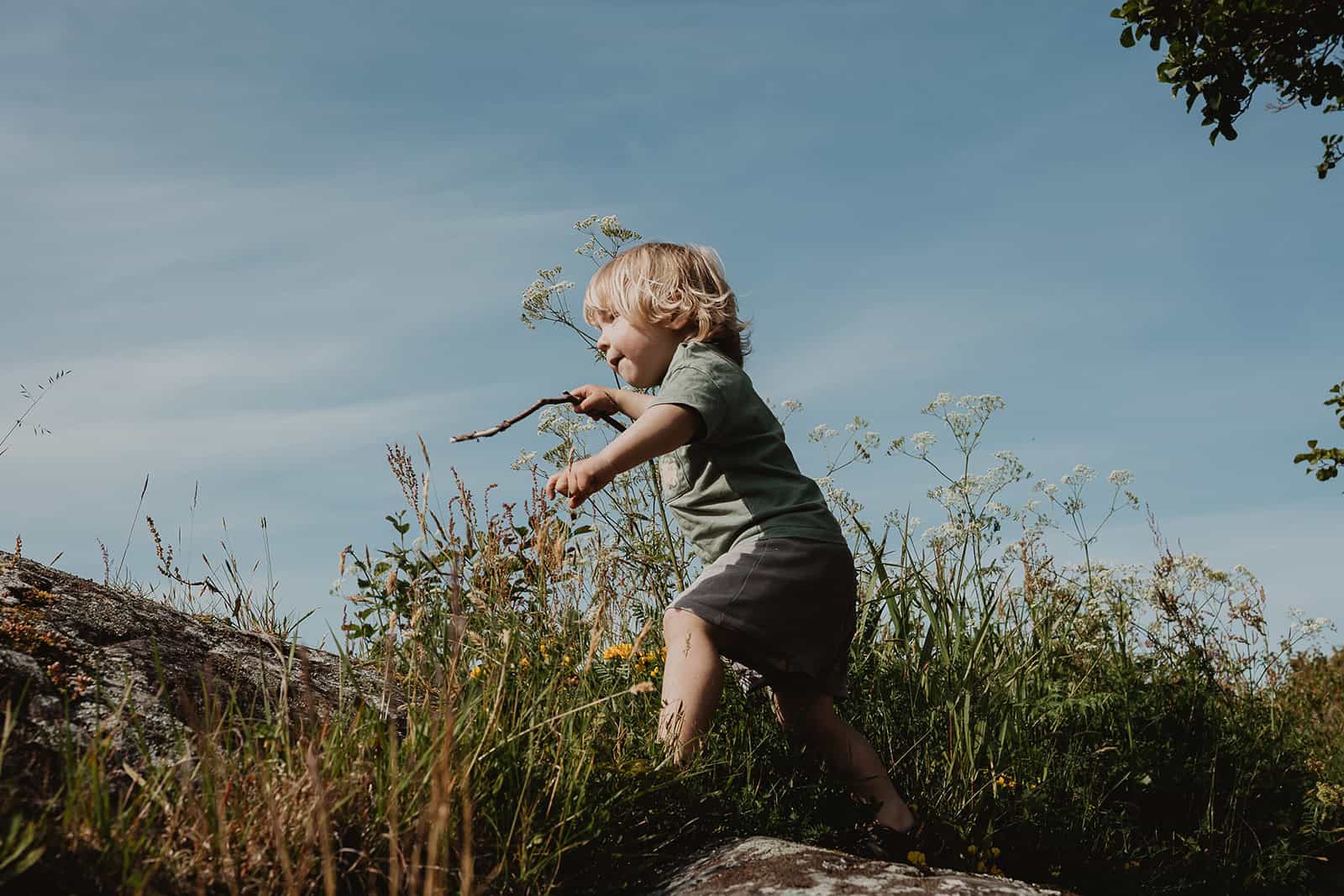 Liten gut på eventyr. små gleder. familiefotografering