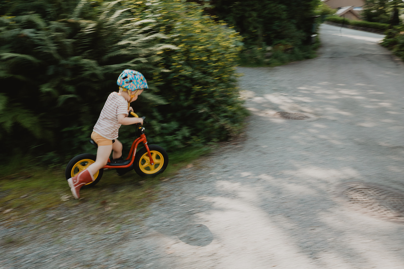 Gleden er den allerførste sykkelturen. Ekte og naturleg familiefotografering.