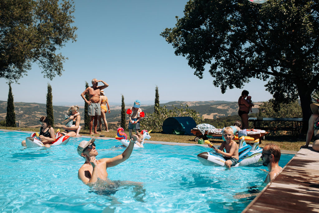 La gjestane nyte poolparty og opplevinga