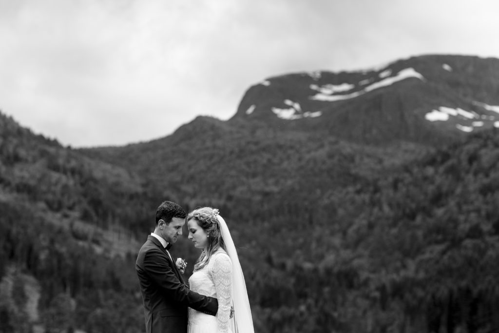 brudebilete I vestlandslandskap, skart/kvit