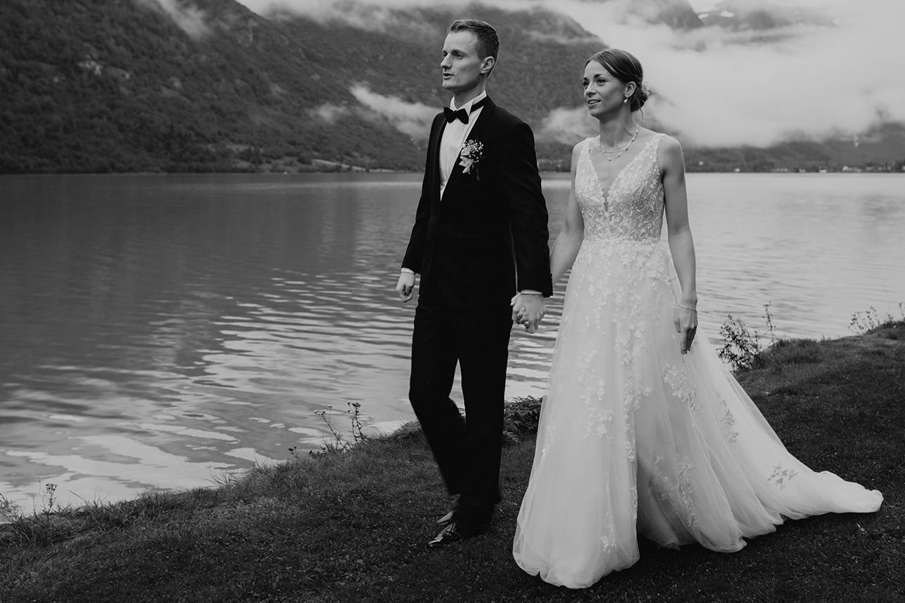 Nydeleg brudepar, avslappa fotografering før sola går ned.